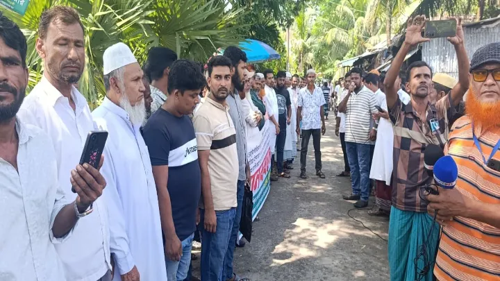 নোয়াখালীতে অস্থায়ী পুলিশ ক্যাম্প স্থাপনের দাবিতে বিক্ষোভ